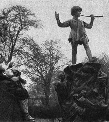 Памятник Питеру Пану в Кенсингтонском саду